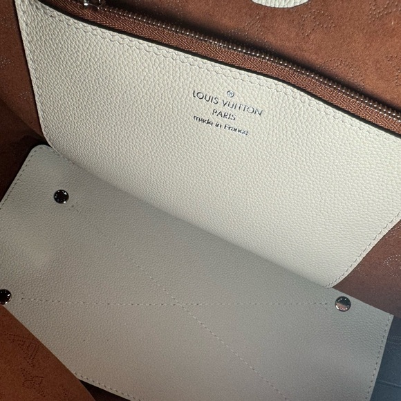 Authentic Louis Vuitton Monogram
Carmel Hobo Mahina Leather Shoulder
Tote Bag - Picture 6 of 10